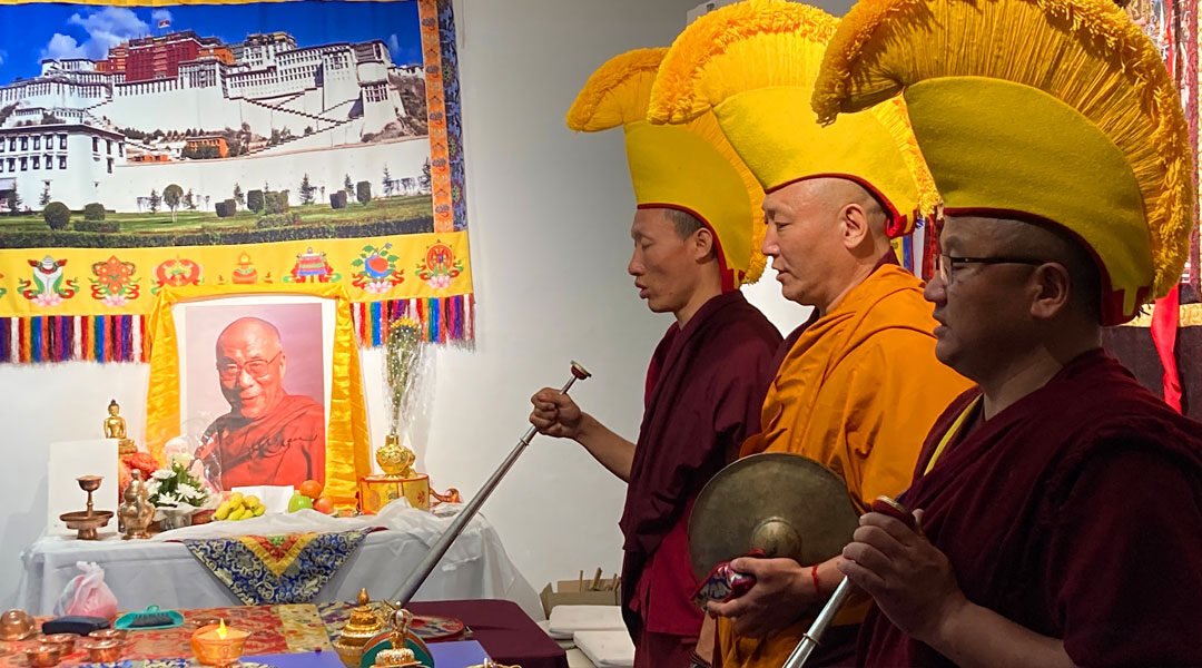 Un día de montaje y consagración: comienza el mandala en Santiago